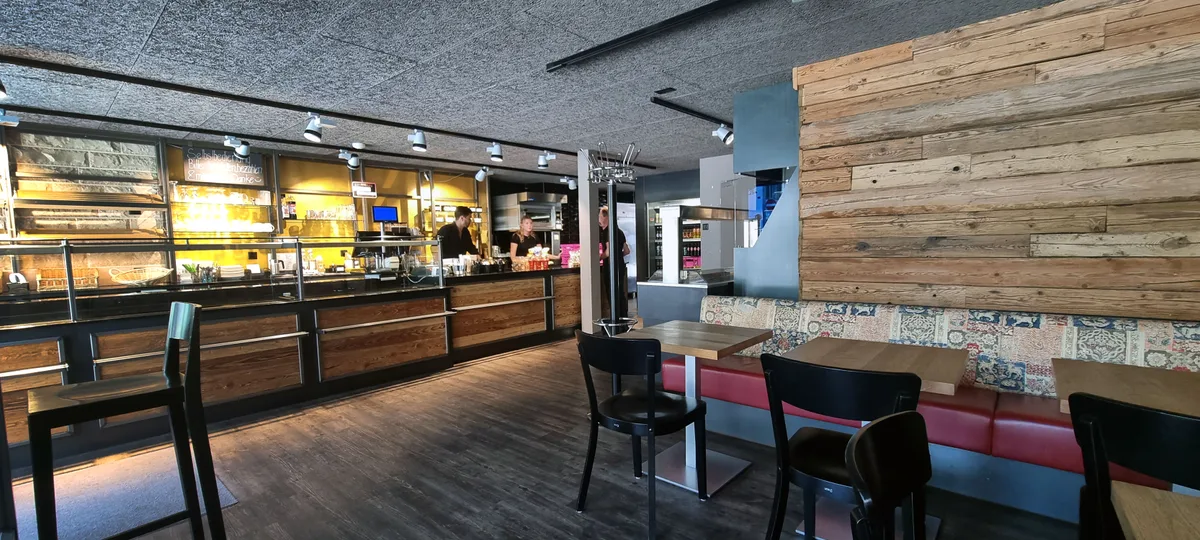 Das kleine Café im Zentrum von Pfäffikon ist ein beliebter Treffpunkt. Schneider's Quer eröffnet neu mit Joel Schneider.